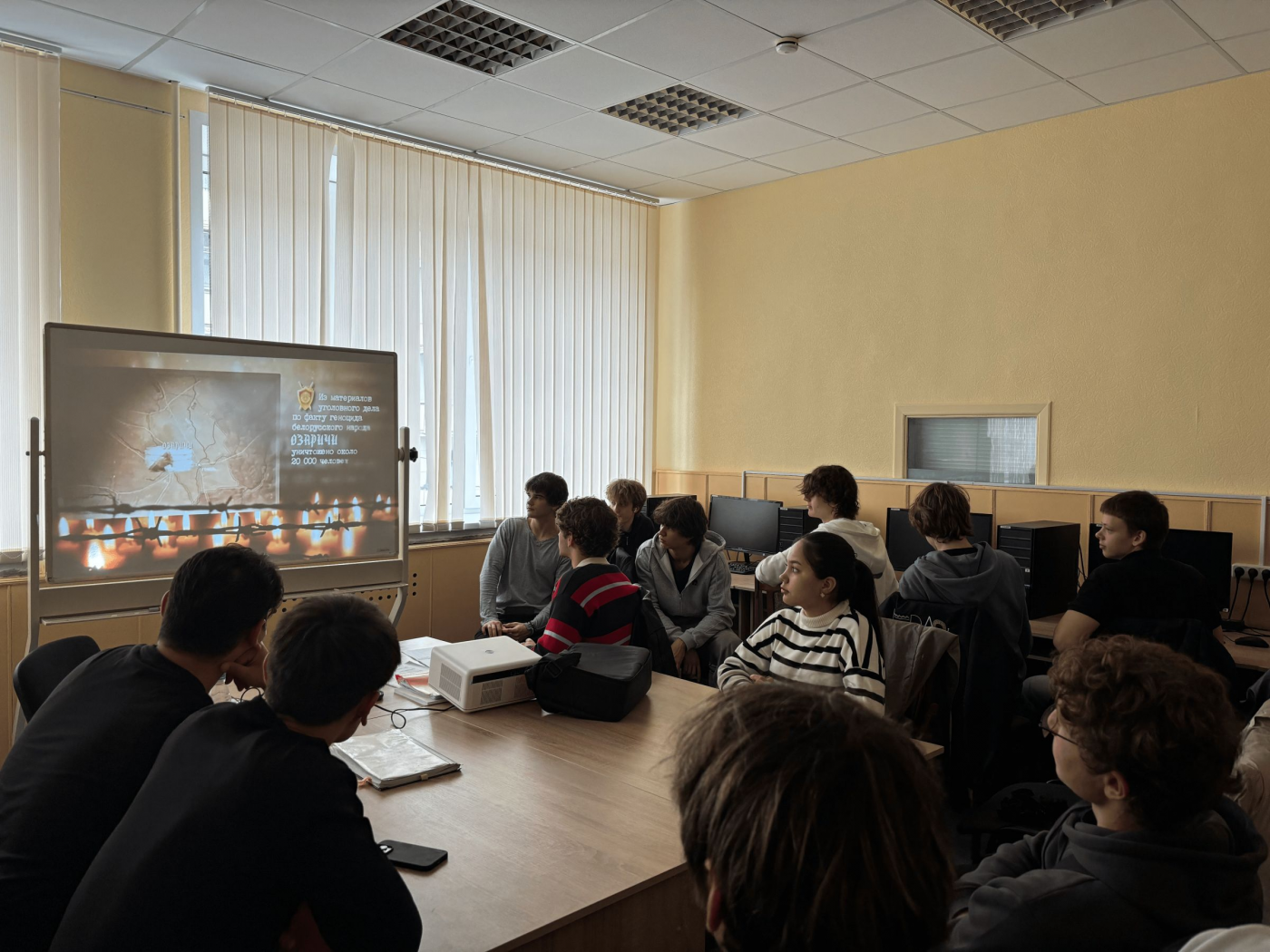 Дань уважения погибшим. Студенты ФИТР обсудили трагические страницы истории Беларуси